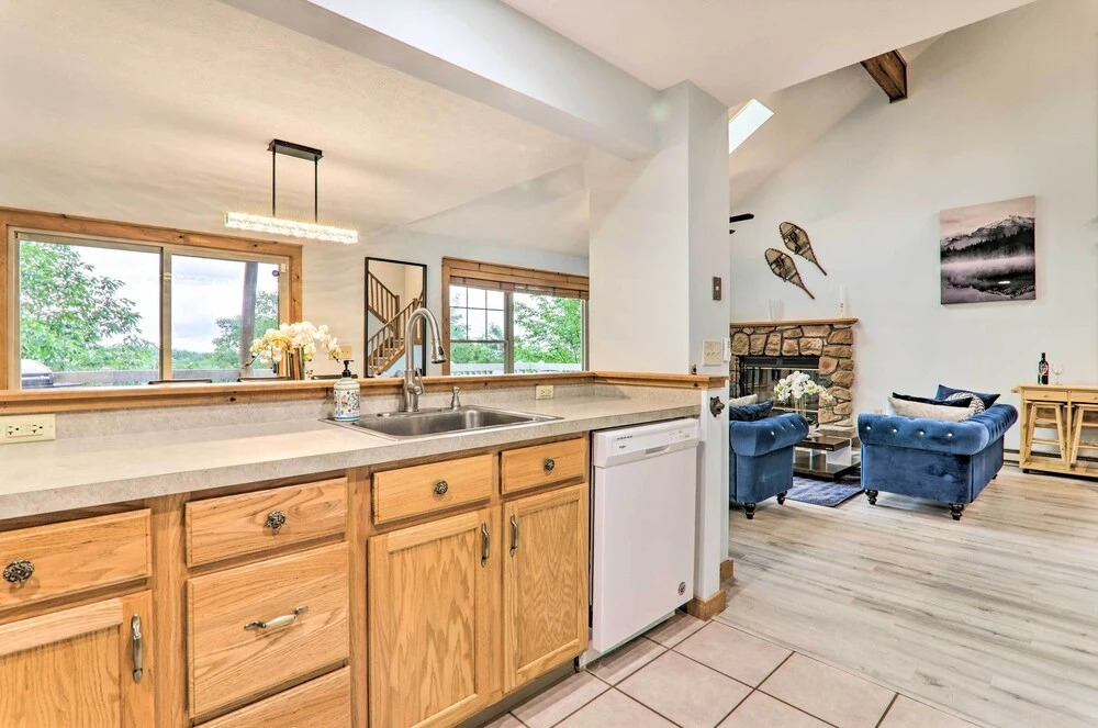 Modern Camelback Mountain Home: 1/2 Mi to Skiing!