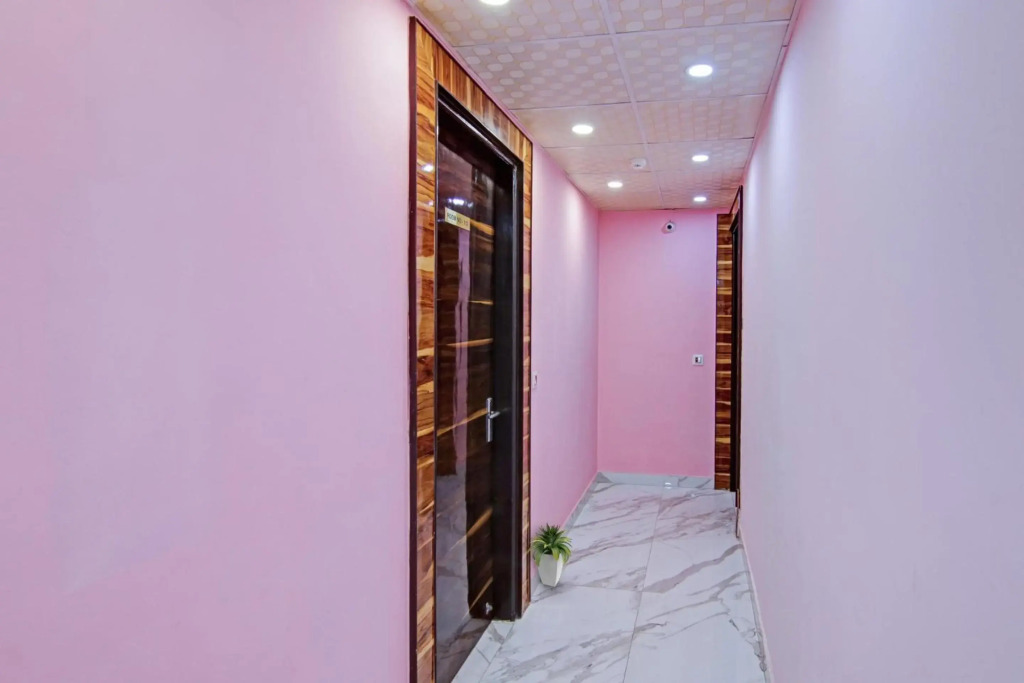 OYO Flagship 70281 Hotel Rishabh Inn