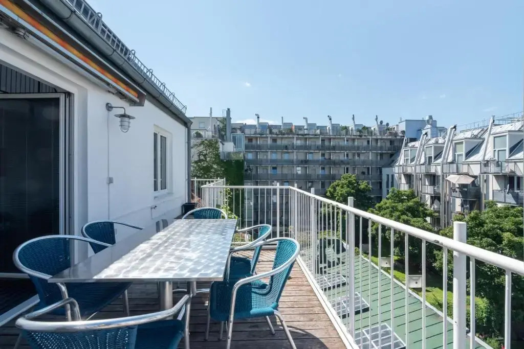 Vienna Roof Top Apartment with Terrace, Parking and AC