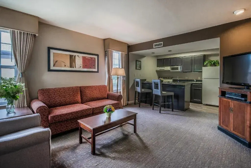 Cloverleaf Suites