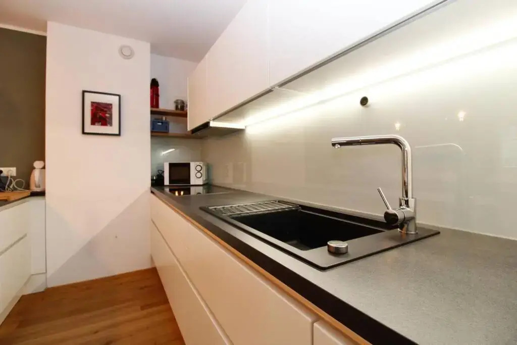 MODERN spacious, 2 BEDROOM, FREE PARKING