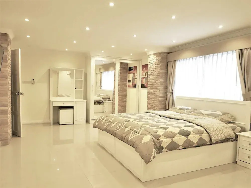 Large, Stylish 2 bed Apartment With Pool Table in Pattaya