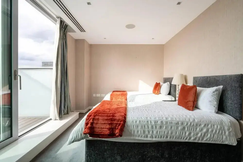 4 Bed Penthouse - Sleeps 10 - Parking - Smoking