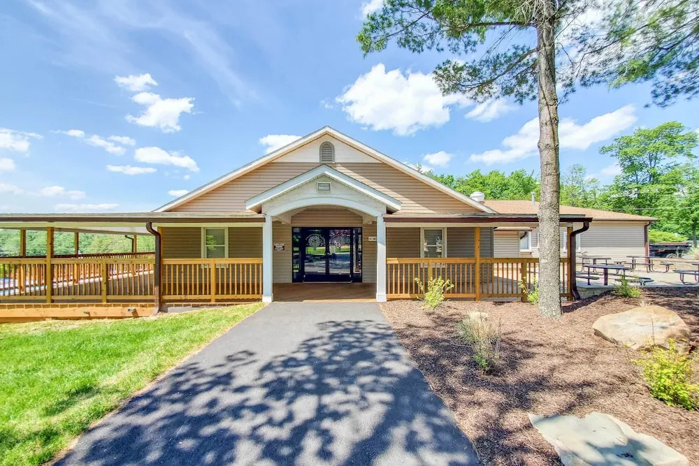 Golf, Ski + Fish: Cabin w/ Deck in Tobyhanna!