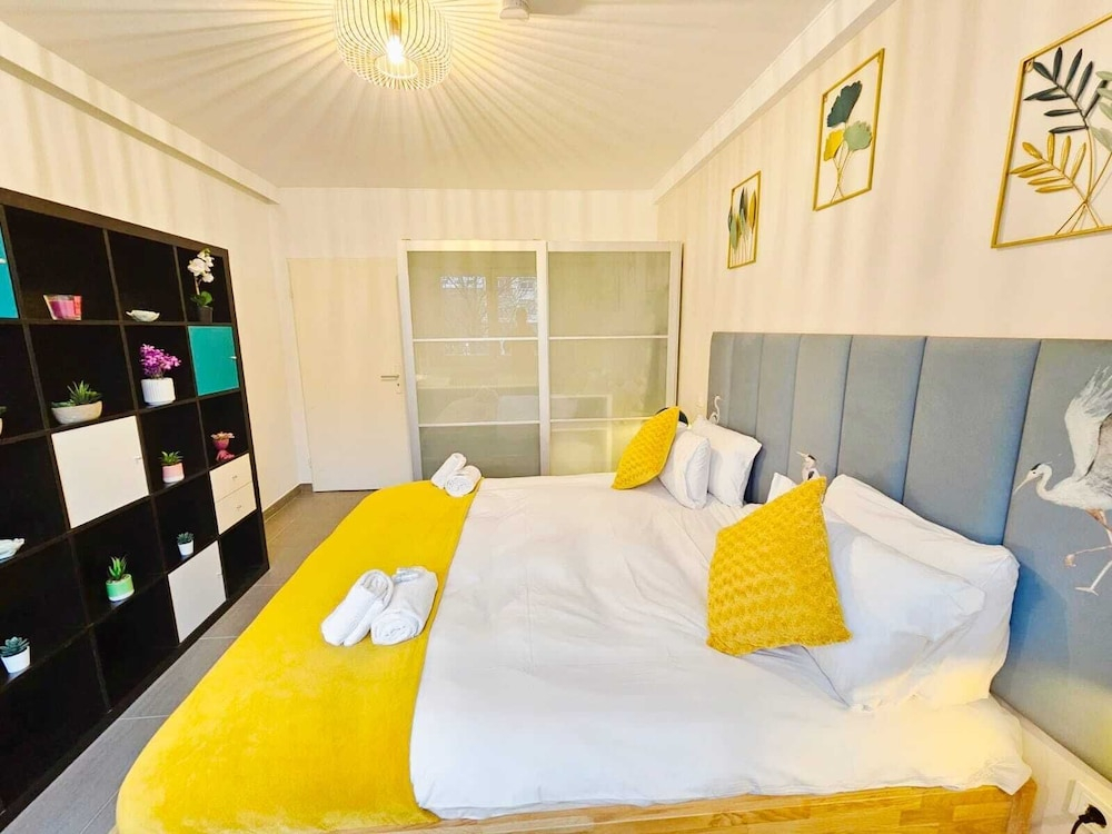 Exceptional 1BR Apartment in center