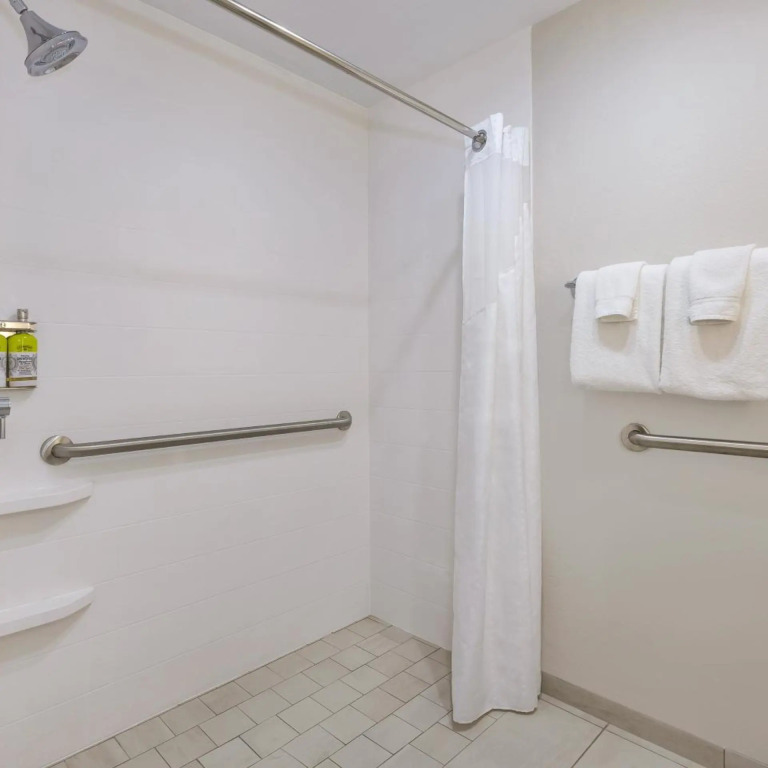 Holiday Inn Express Detroit-Warren/General Motors Technology Center by IHG