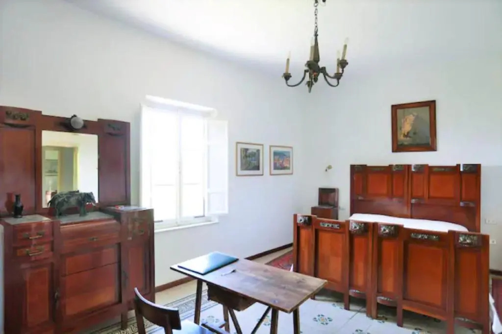 Tuscan villa with views and pool. Hosts up to 15