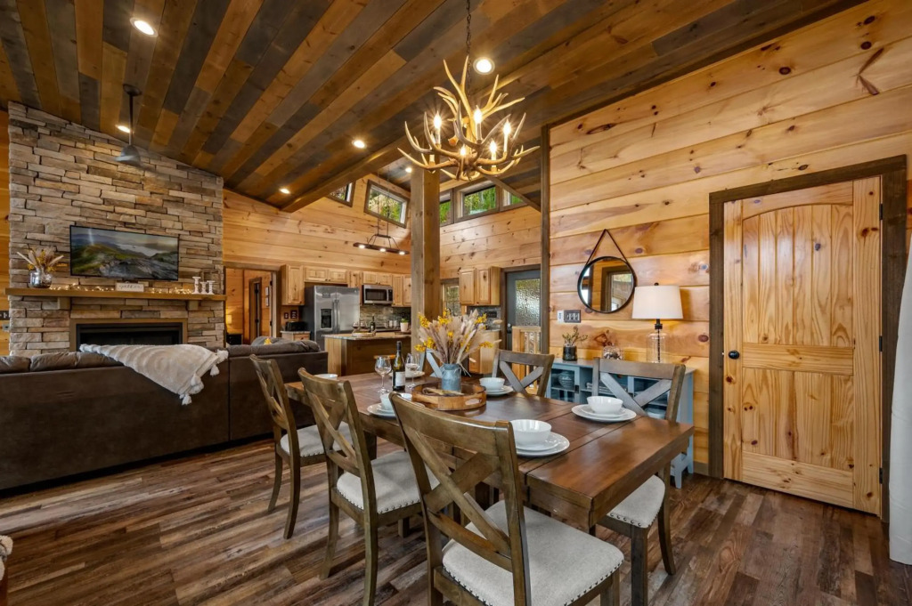 2021 Cabin - Gorgeous Fall Views, GameRm, HotTub, Xbox, Bears, Gatlinburg 10min & Ober 5min