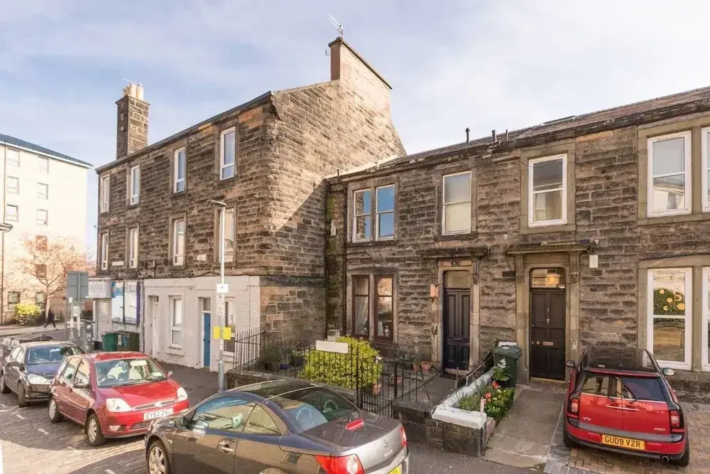 Trendy Ground-floor 2-bedroom Apartment Close to Haymarket Station