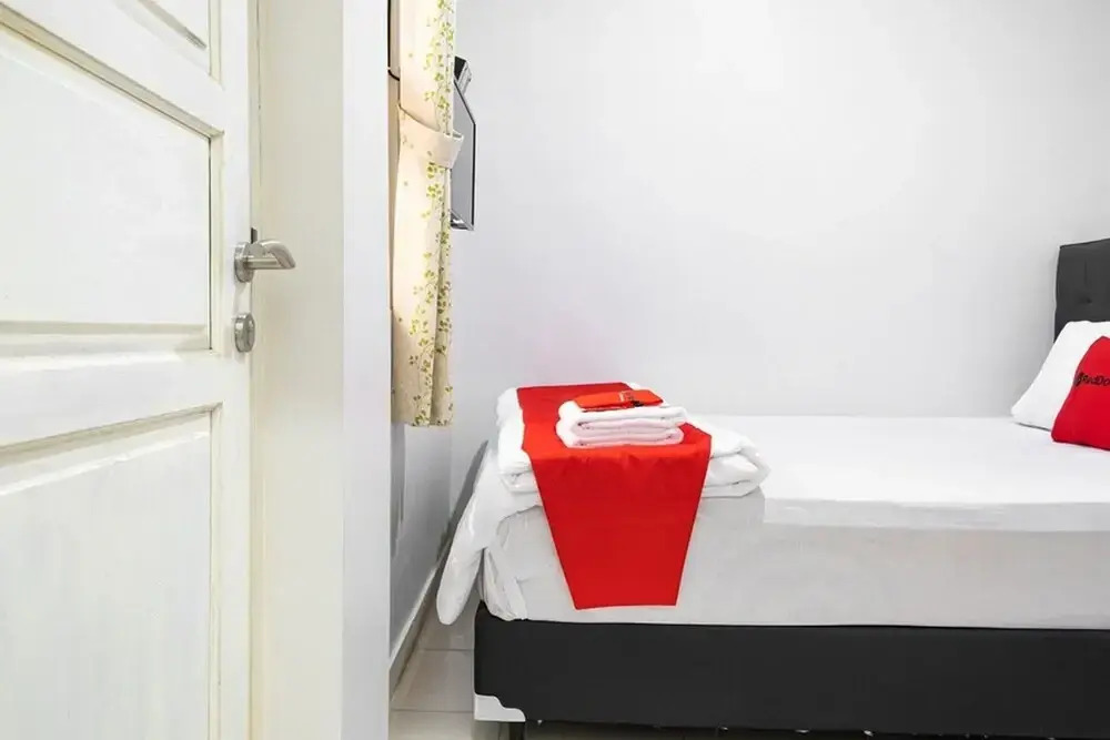 Guest House Kost and Kantin by RedDoorz