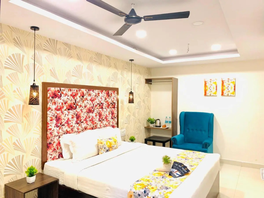 Hotel oak by Mega Groups