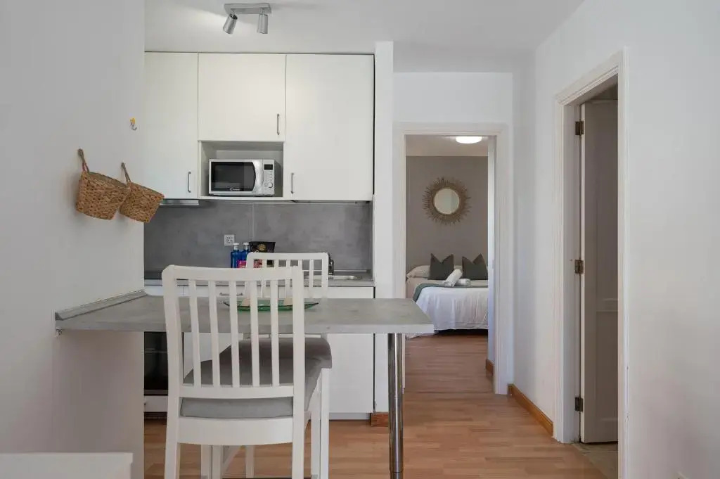 Apartment with pool and terrace 1 min from the Beach