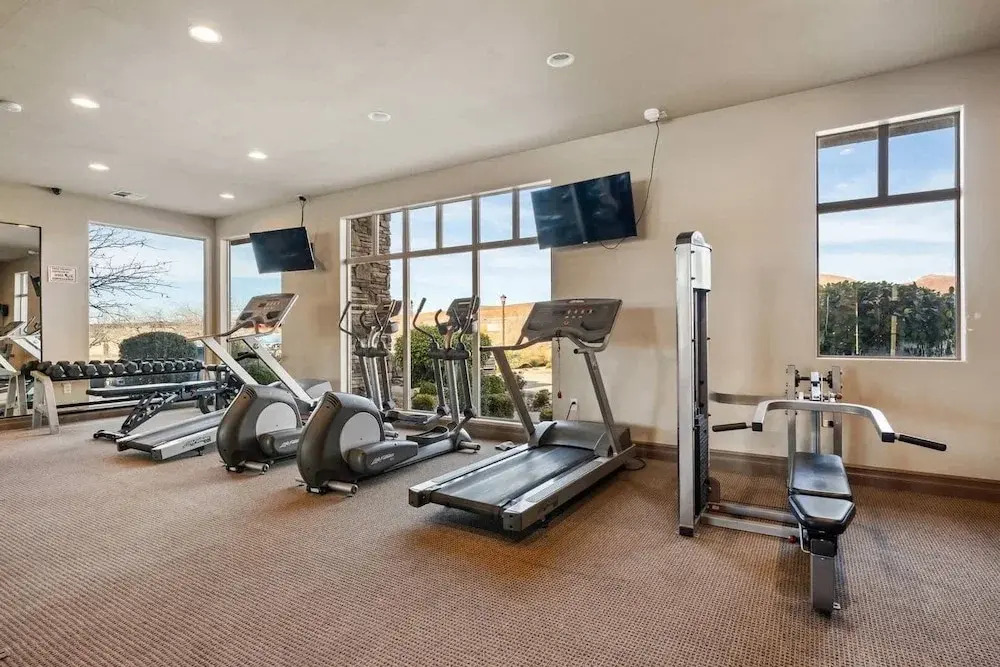 Brand New! Desert Cliff Sleeps 20 Guests!