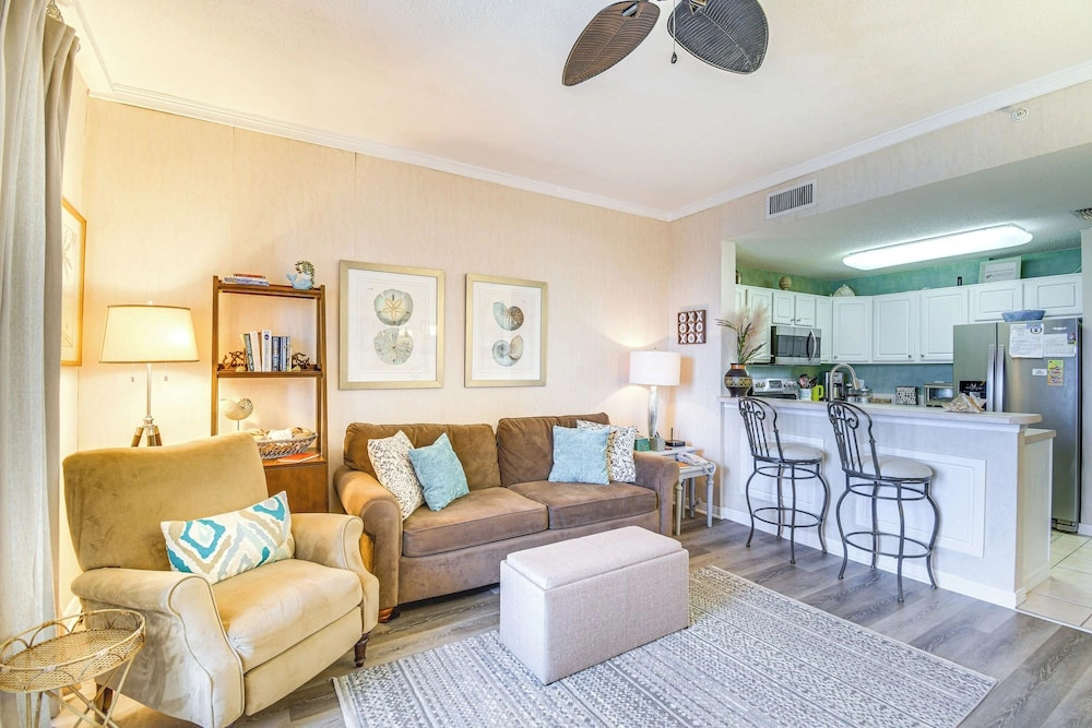 Gulf Shores Condo w/ Balcony: 2 Mi to Fort Morgan