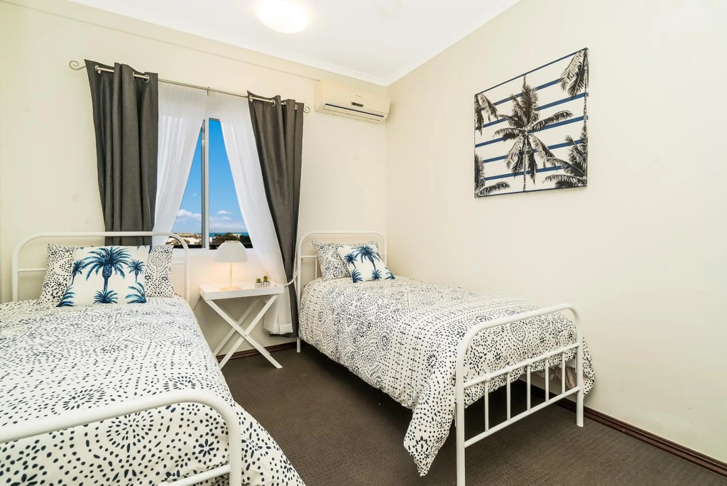 Huge CBD Top Floor Apartment with Breath Taking Views!