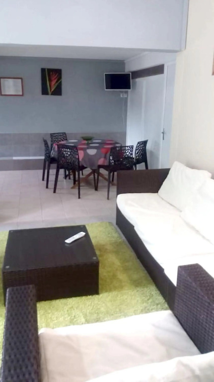 Appartement de 2 chambres a Le Moule a 800 m de la plage avec piscine partagee et jardin closa