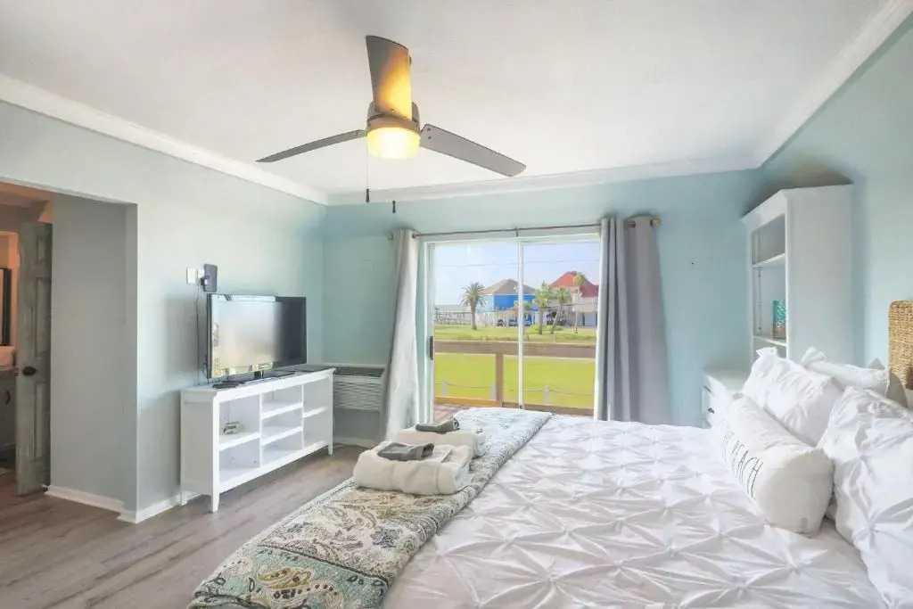 Come Stay - and Sail Away - at this Lovely Canal Home