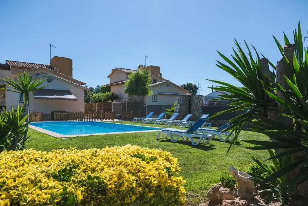 Villa Neus Barà, jardín y piscina privada