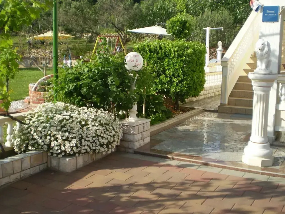 Robi- Swimming Pool and Beautiful Garden - A1-žuti