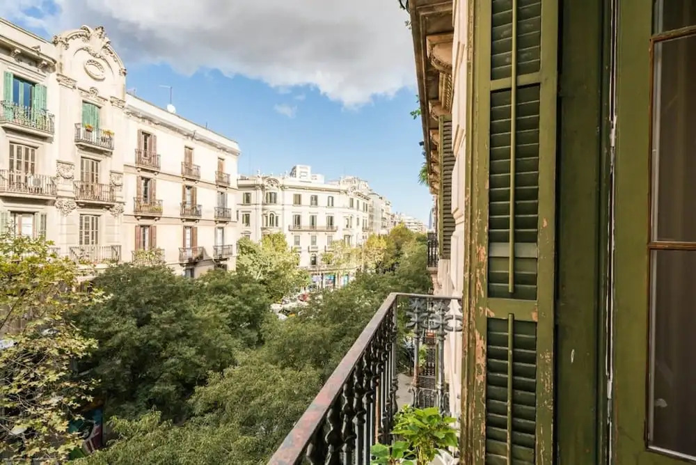 Lovely 6 BR Flat in L Eixample