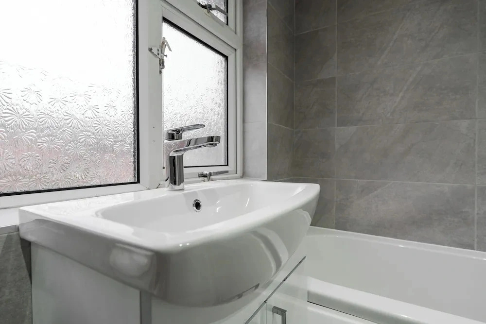 3-Bed Bolton - Hospital & Town