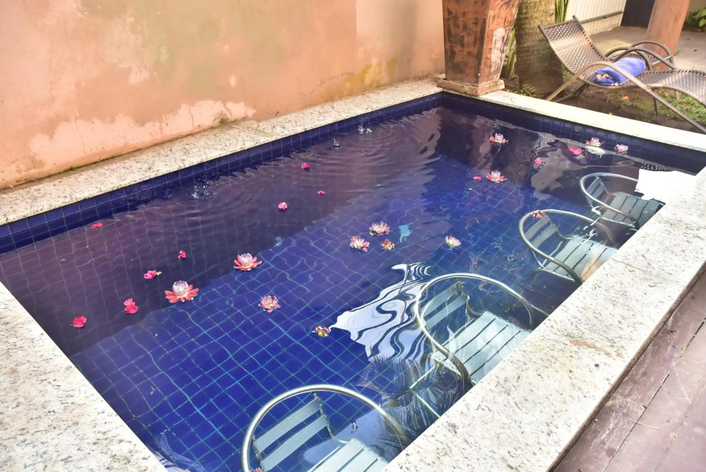 Lindas casas com piscina poucos metros do mar para 18 pessoas
