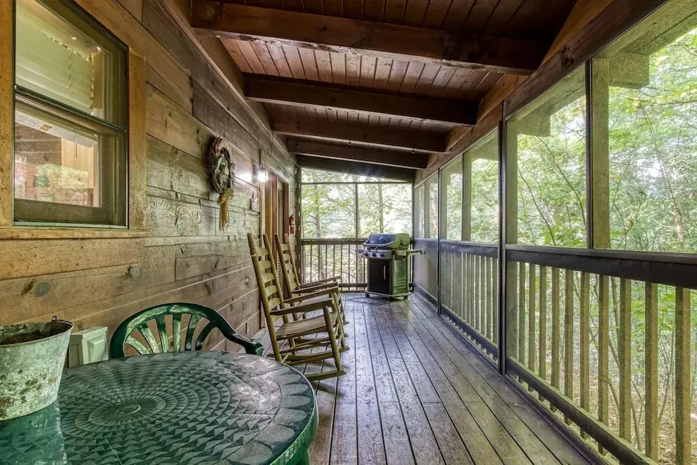 ER245 - Almost Heaven Great Location - Close To Town! 3 Bedroom Cabin by RedAwning