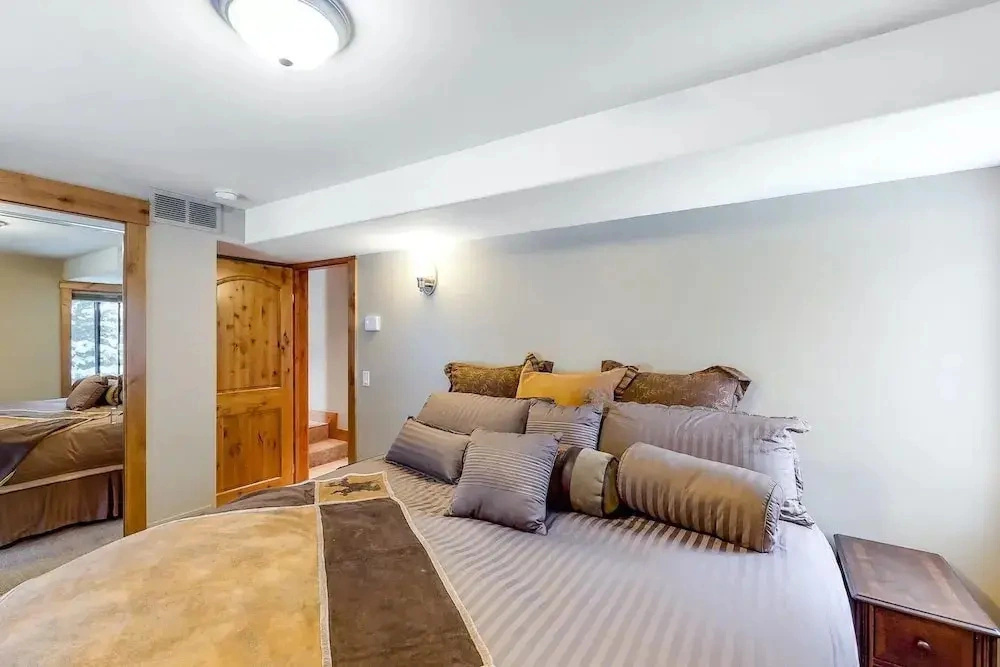 Corrock Style - Luxury Hot Tub Home Near Ski Lifts & Downtown Ketchum