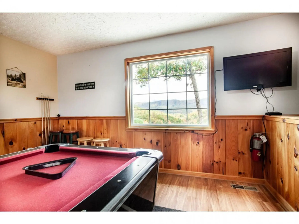 Papa Bear - Private with Hot Tub, Pool Table, and View