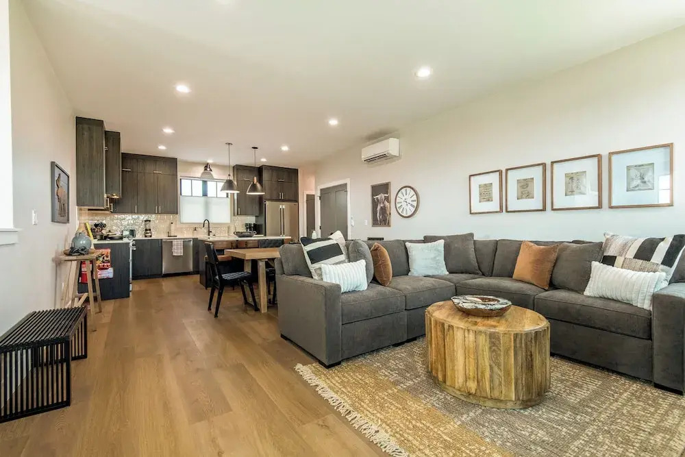 3 BR Duplex w/ Full Kitchen, W & D