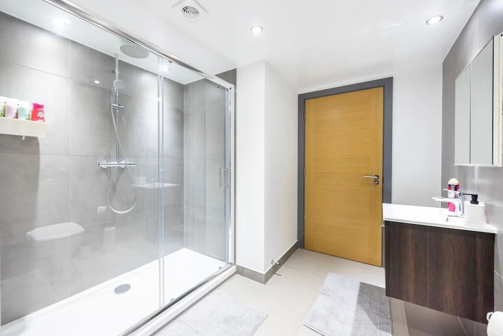 2 Bed 2 Bath Deluxe Flat in Kensington