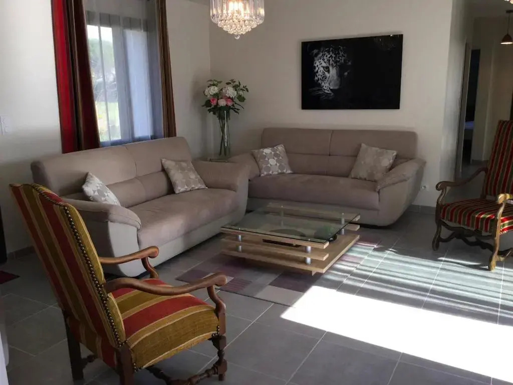 charming family house with pool located at Lisle sur la sorgue - sleeps 8