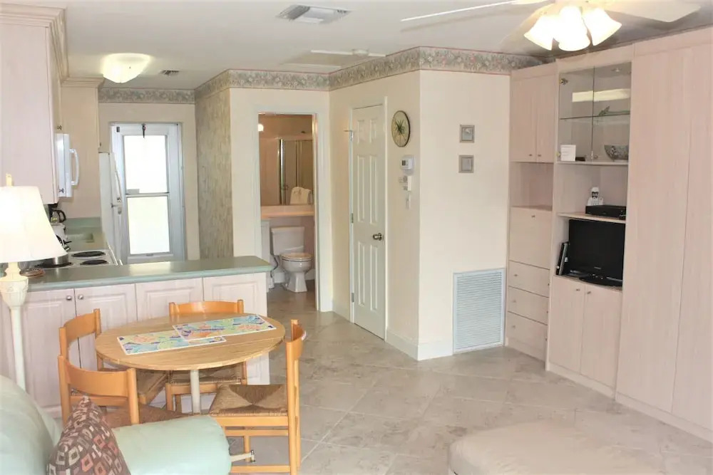 Jamaica Royale - 008 - 1 Br Apts