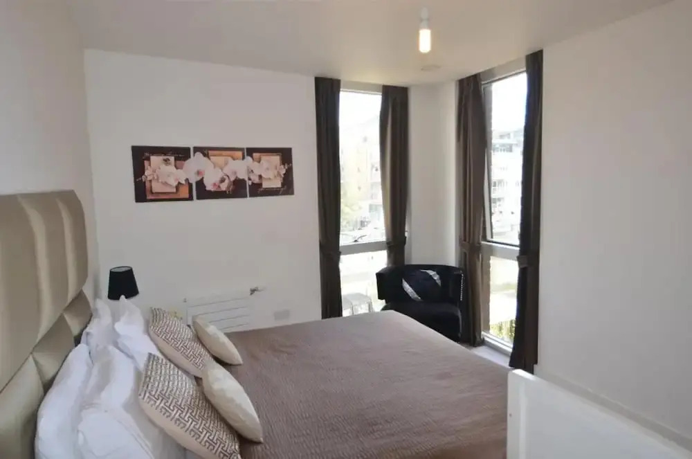 Luxury 3-bed Top Floor Penthouse in Brentford