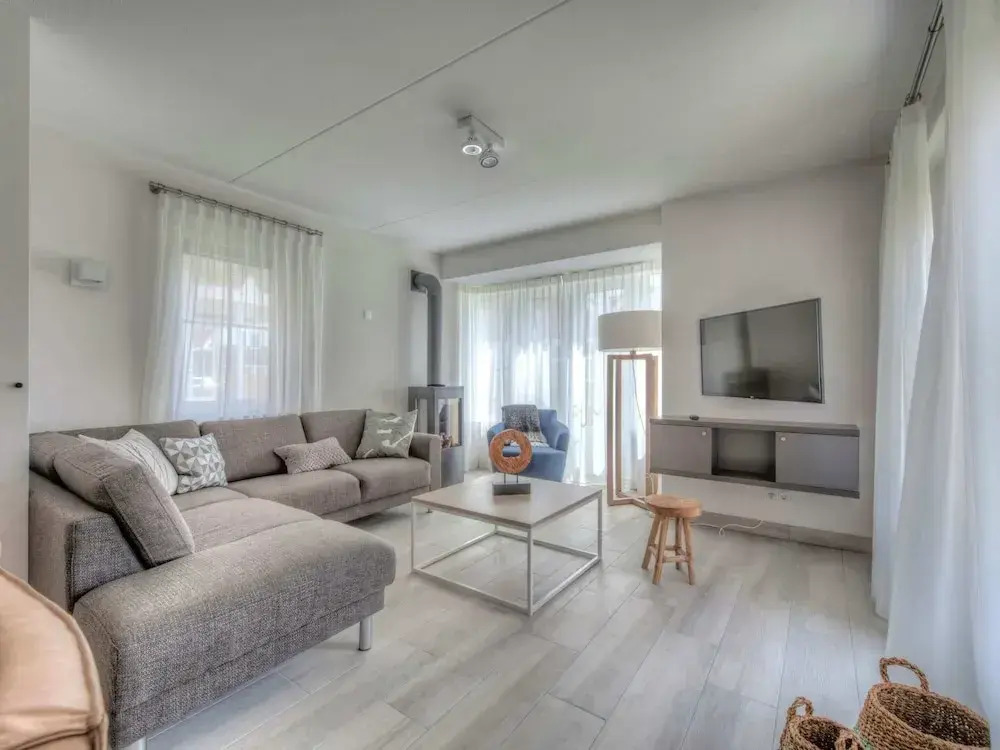 Luxurious Stately Villa With 3 Bathrooms, 1km From the Beach