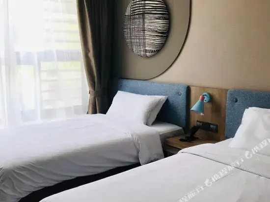 Home Inn (Shanghai New International Expo Center Minsheng Road Yanggao Middle Road Metro Station)