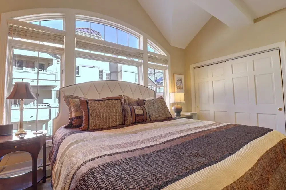 Spacious Slope-side Ski-In Ski-Out Town Home, Private Garage - ER12 by Redawning