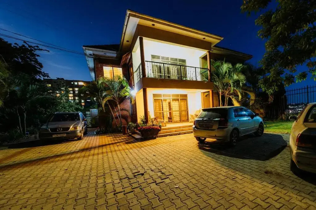 JULZ Place 3 bedroom Apartment with a lake view