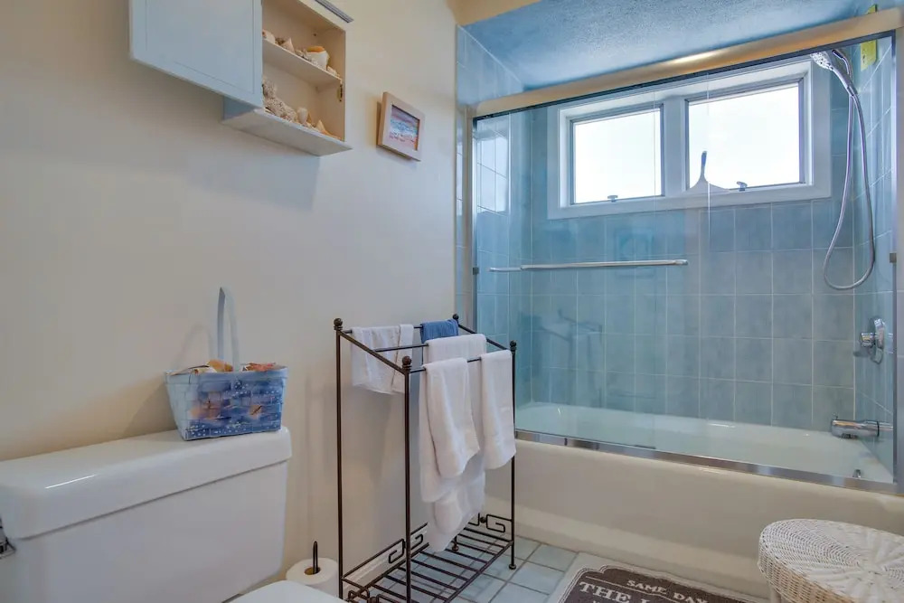 Breezy Oak Bluffs Condo - Steps to Inkwell Beach!