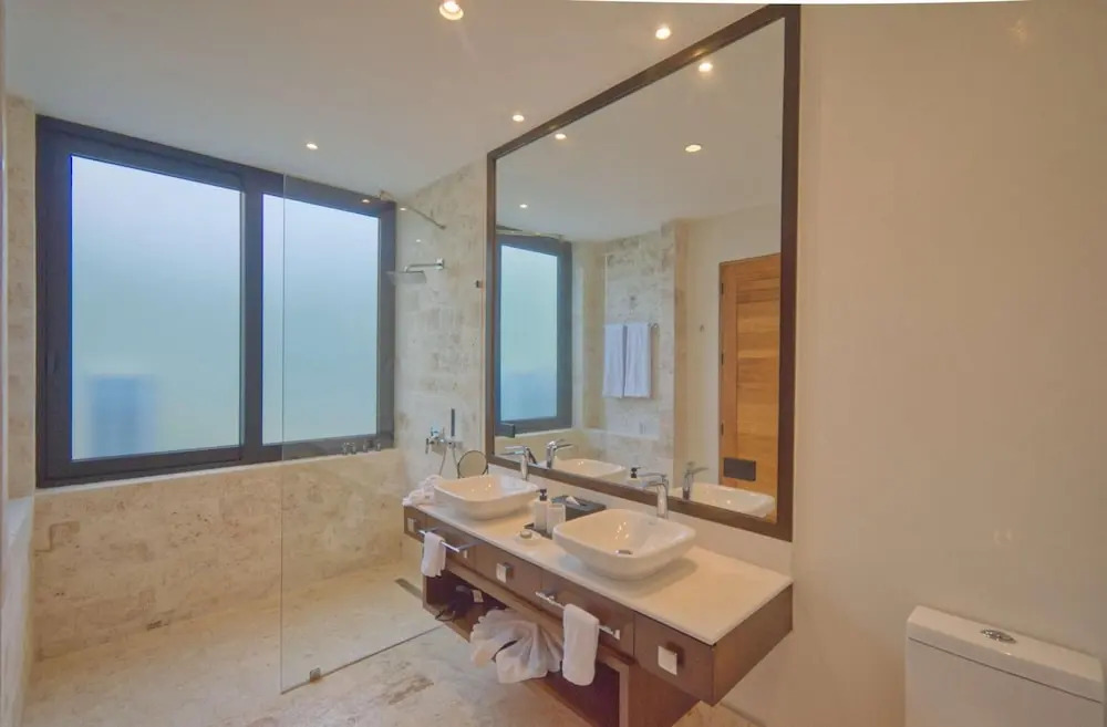 Modern Villa With Full Service Staff Close to Beach and Golf