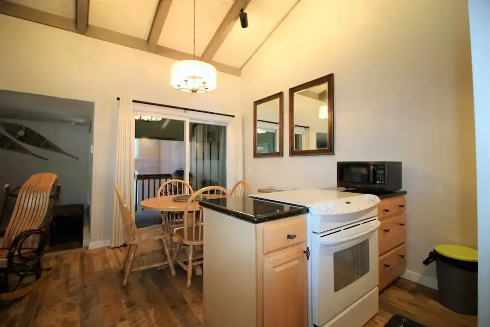 Mammoth Estates Studio Condos - 2 Blocks from The Village Gondola Station