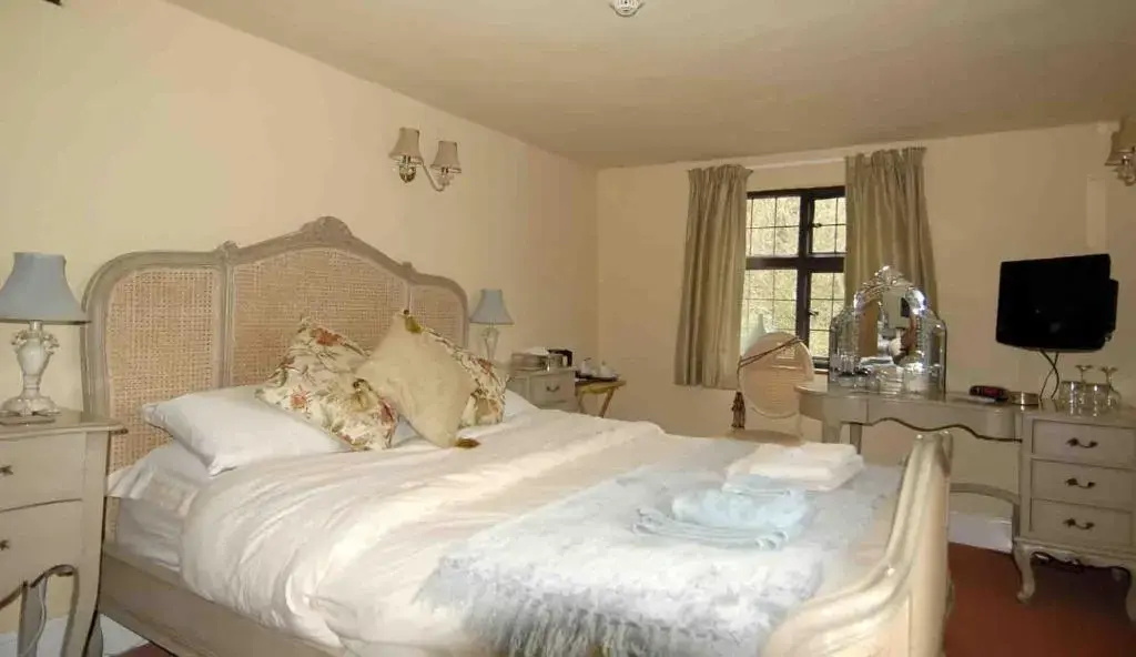 Cleavers Lyng 16th Century Country House