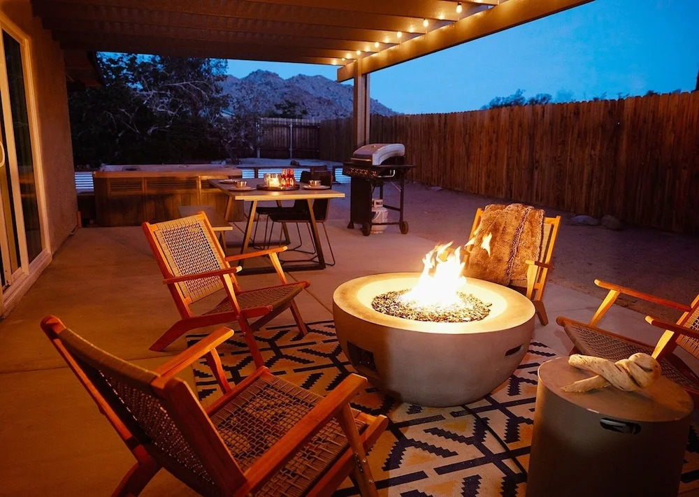 Live Centered with Hot Tub, Fire Pit In Joshua Tree home