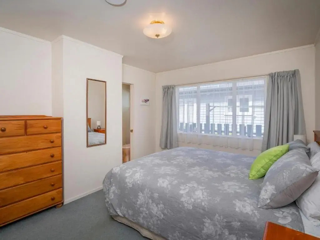 The Bach - Whangamata Holiday Home