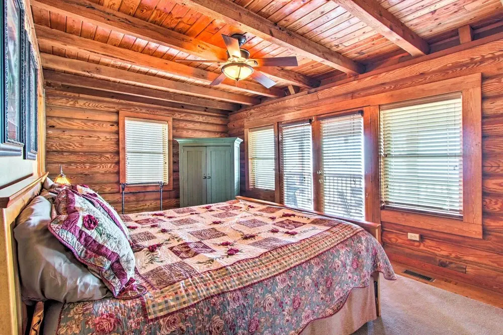 2 Mi to Ober Mtn: Hot Tub & Deck at Cozy Cabin