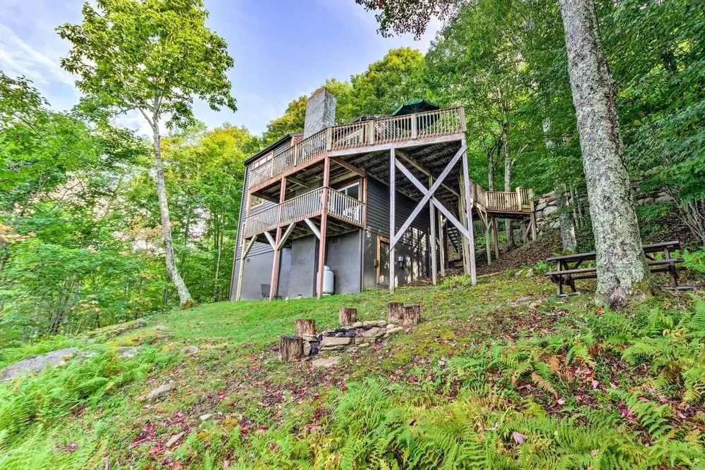 3 Mi to Beech Mtn: Treetop Cabin w/ Deck & Views