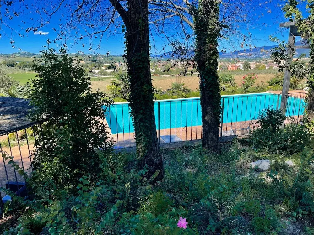 Apt 5 - Wondrous Infinity Pool, Extensive Grounds in Spoleto. Sleeps 4