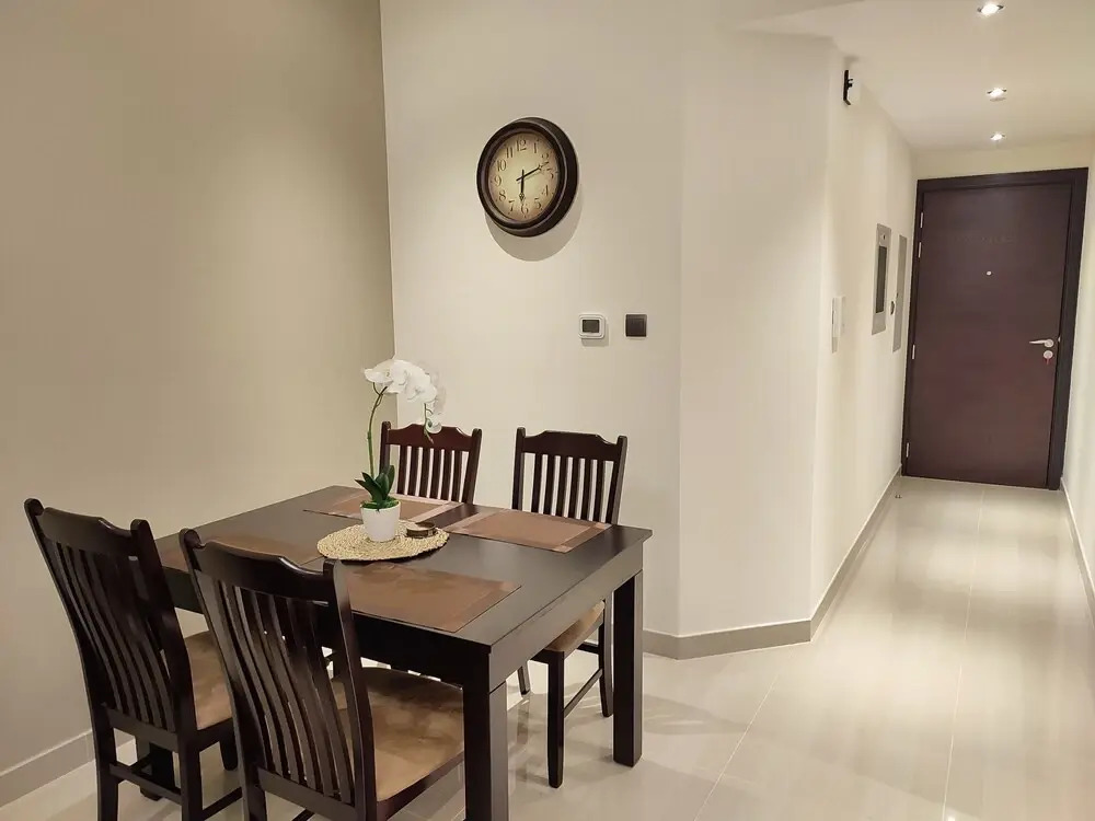 SuperHost - Downtown Apartment With Charming Park Views