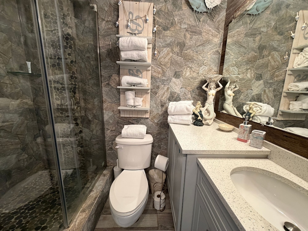 Renovated Beach Front Condo - Top of the Gulf 302