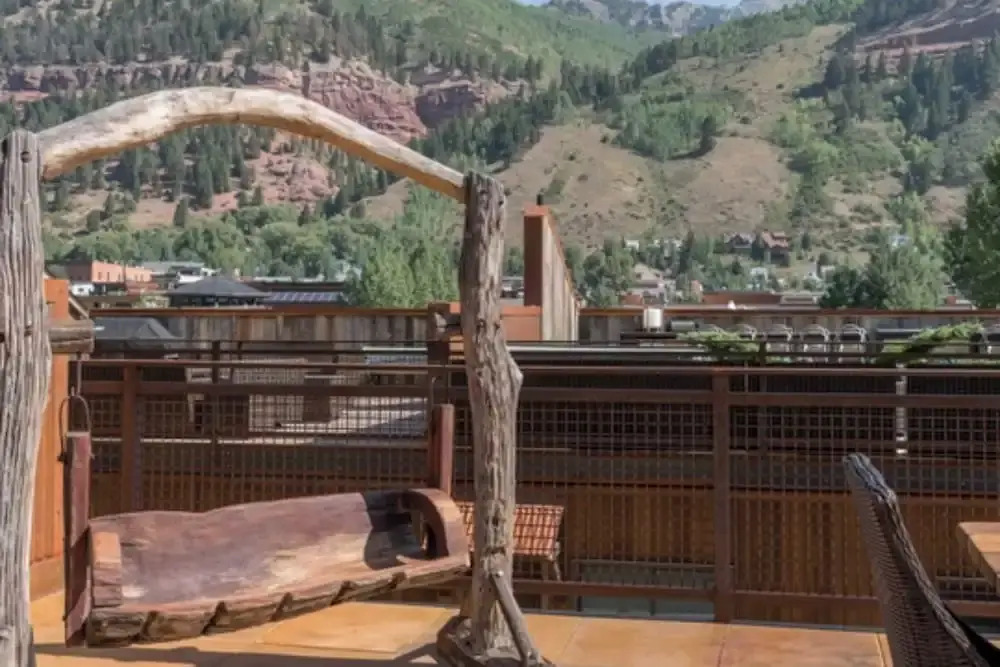 Ghostriders 11 by Avantstay Top Floor Condo w/ Large Patio & Mountain Views!